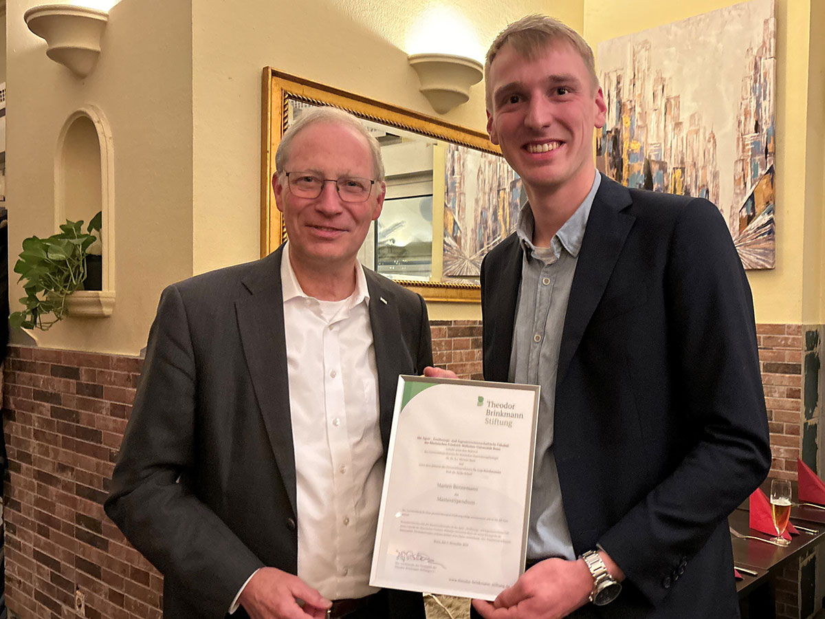 Masterstipendium Herbst 2024. Dr. Josef Baaken (links) bei der Preisübergabe (rechts) an Marten Bennemann