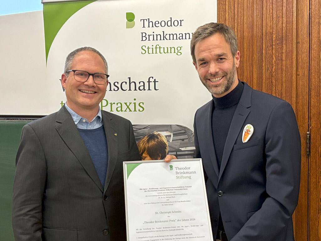 Dr. Hermann-Josef Baaken überreicht Julian Bauer die Urkunde